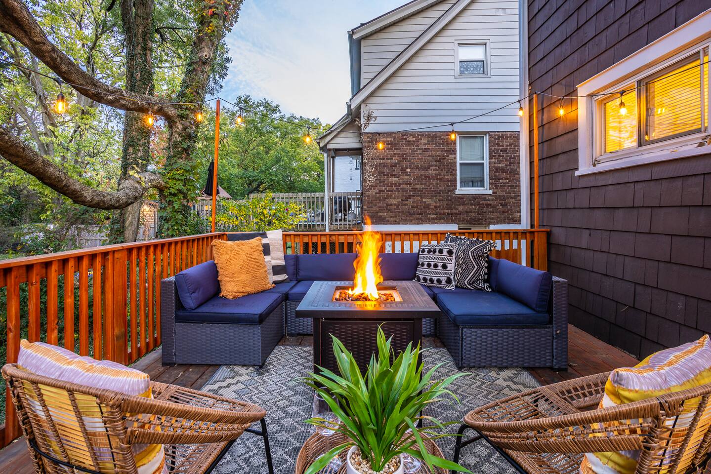 Deck w/Firepit- King Bed- Huge Backyard- Driveway