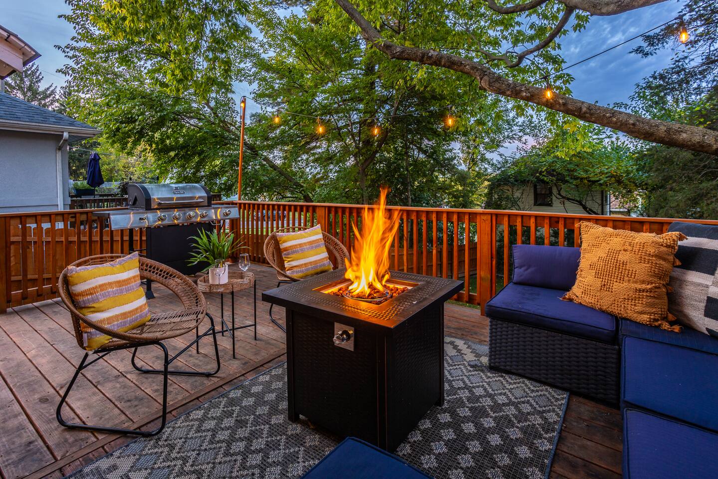 Deck w/Firepit- King Bed- Huge Backyard- Driveway