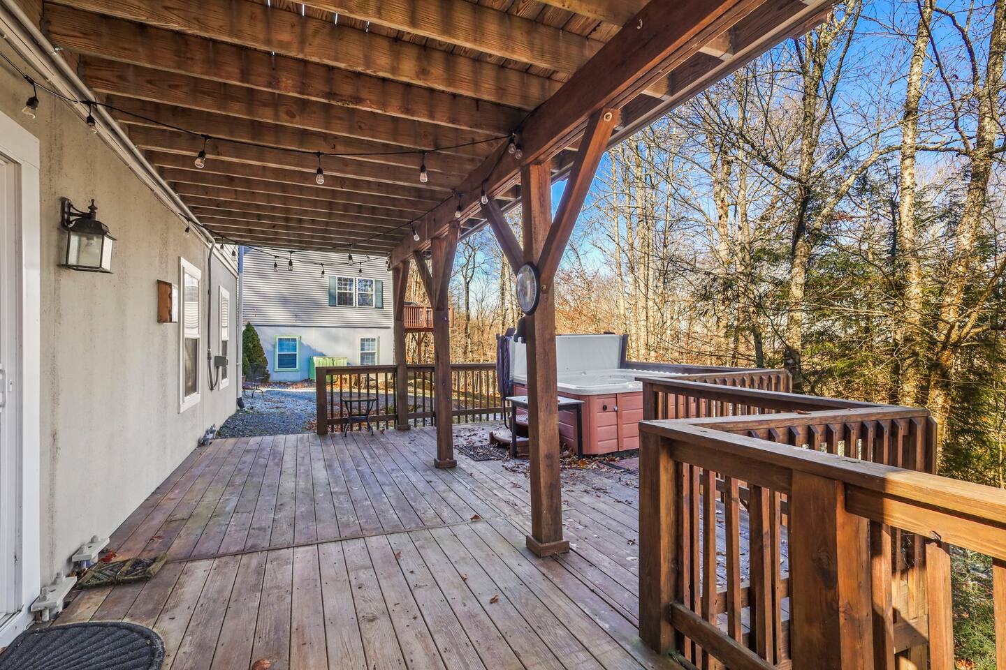 Beech Mountain Ski Lodge & hot tub. Easy Parking!