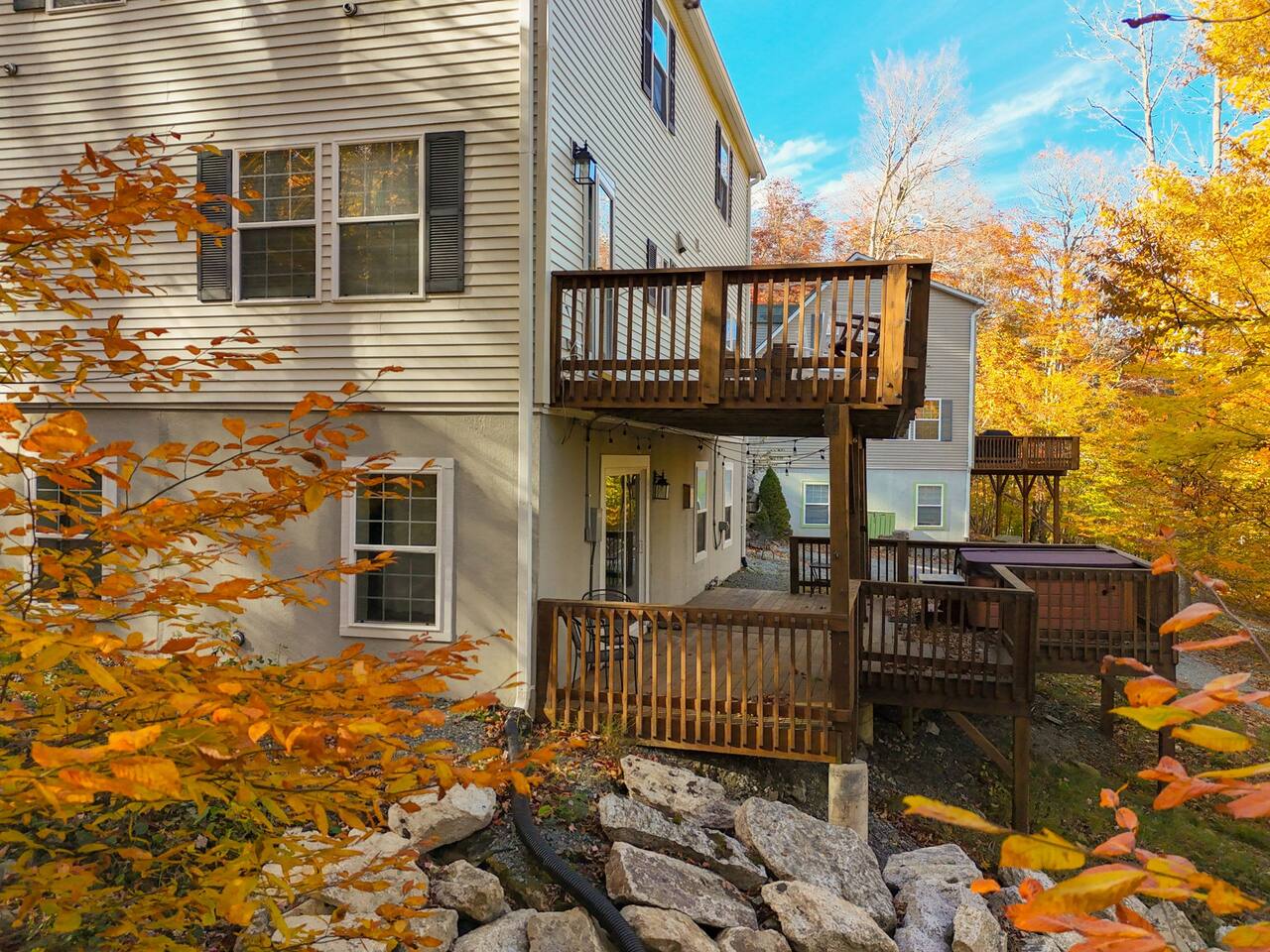 Beech Mountain Ski Lodge & hot tub. Easy Parking!