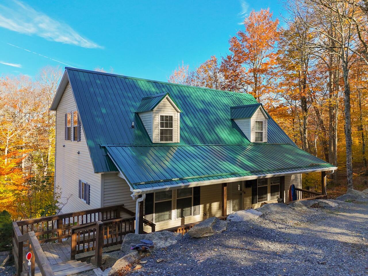 Beech Mountain Ski Lodge & hot tub. Easy Parking!
