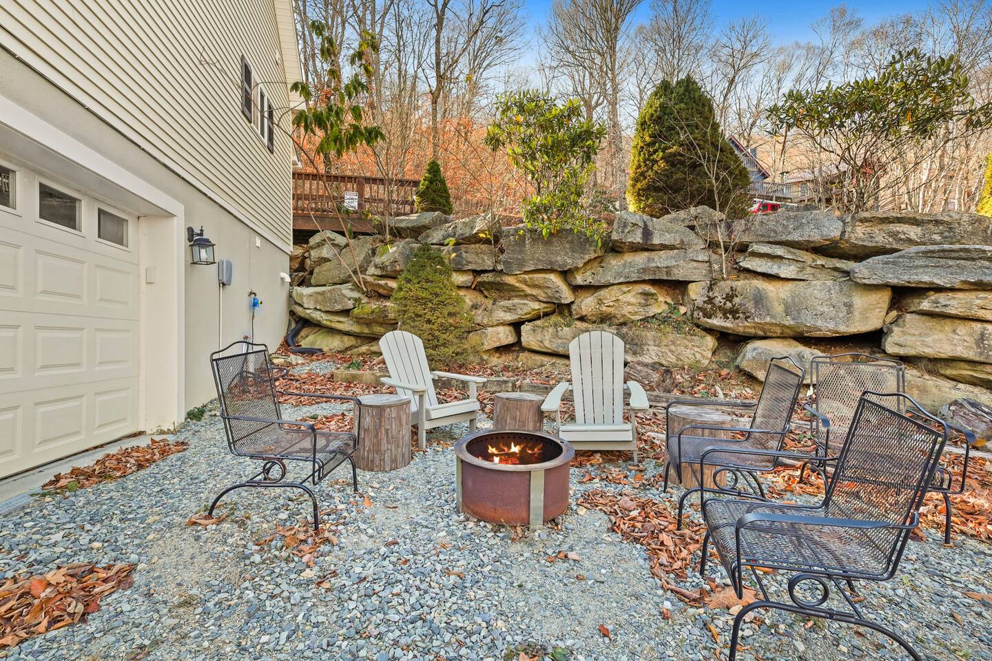 Beech Mountain Ski Lodge & hot tub. Easy Parking!