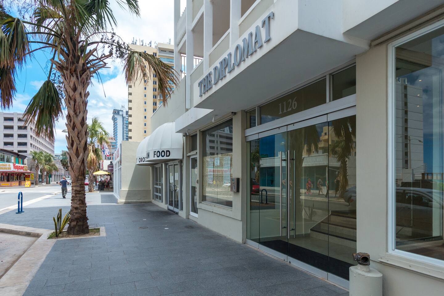 1BR Oasis: Ashford Ave, Pool, 3-Min Walk to Beach!