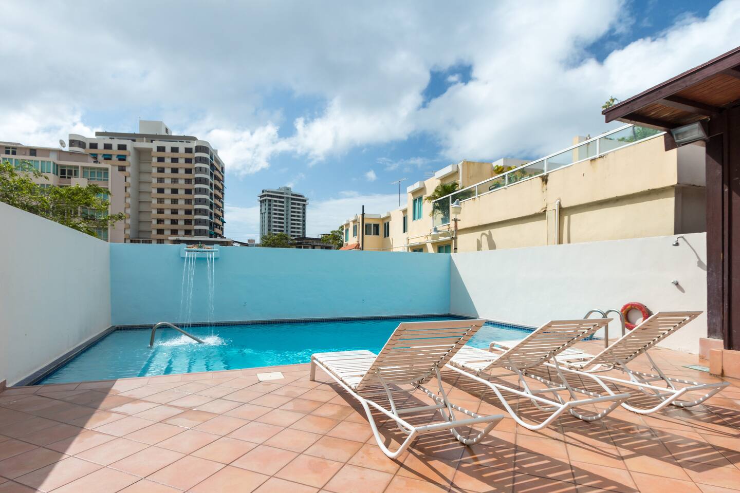 1BR Oasis: Ashford Ave, Pool, 3-Min Walk to Beach!