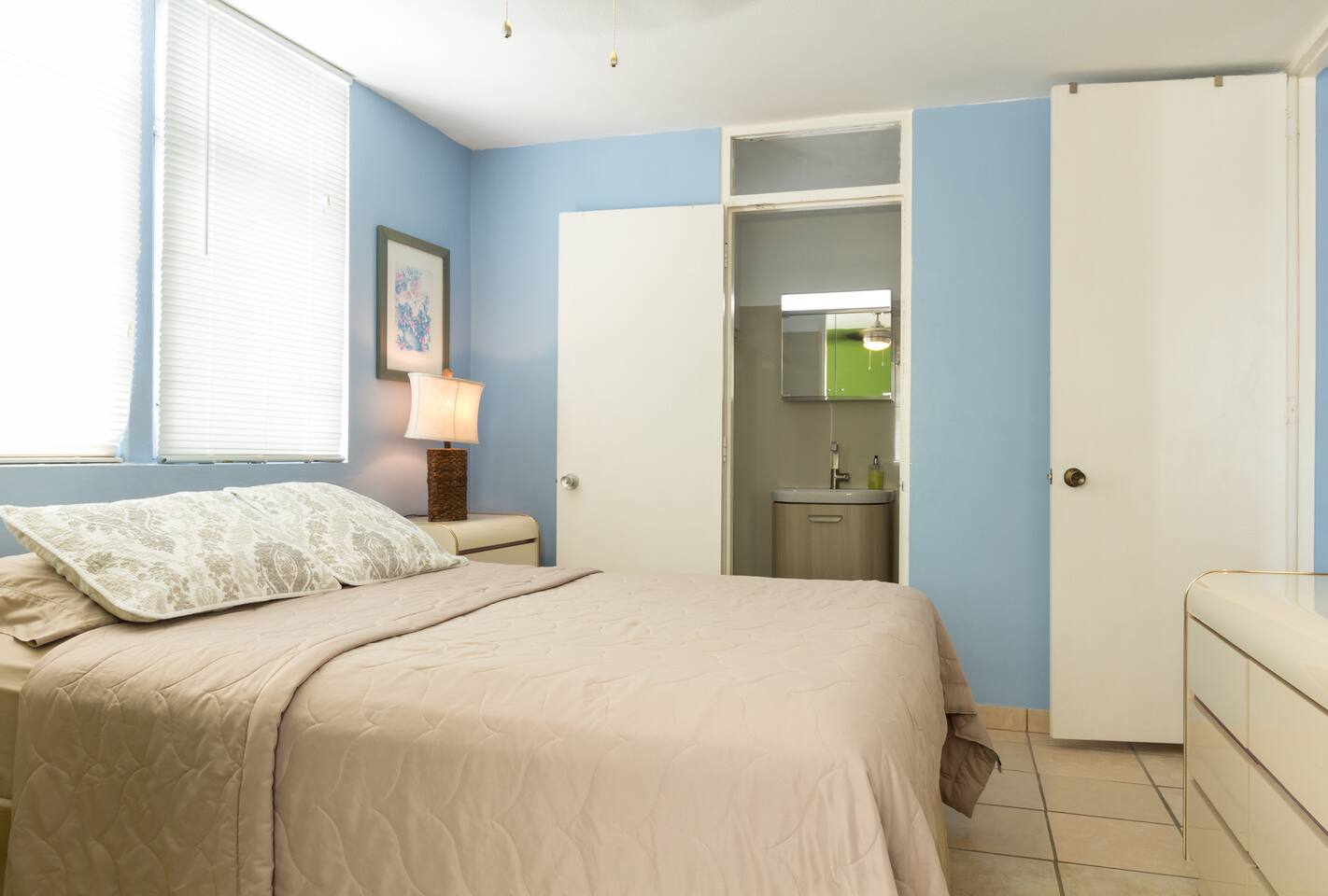 1BR Oasis: Ashford Ave, Pool, 3-Min Walk to Beach!