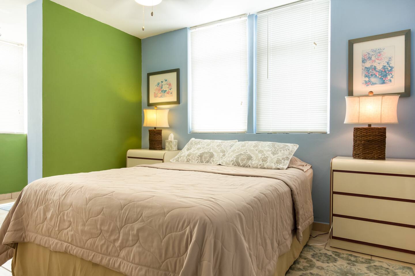 1BR Oasis: Ashford Ave, Pool, 3-Min Walk to Beach!