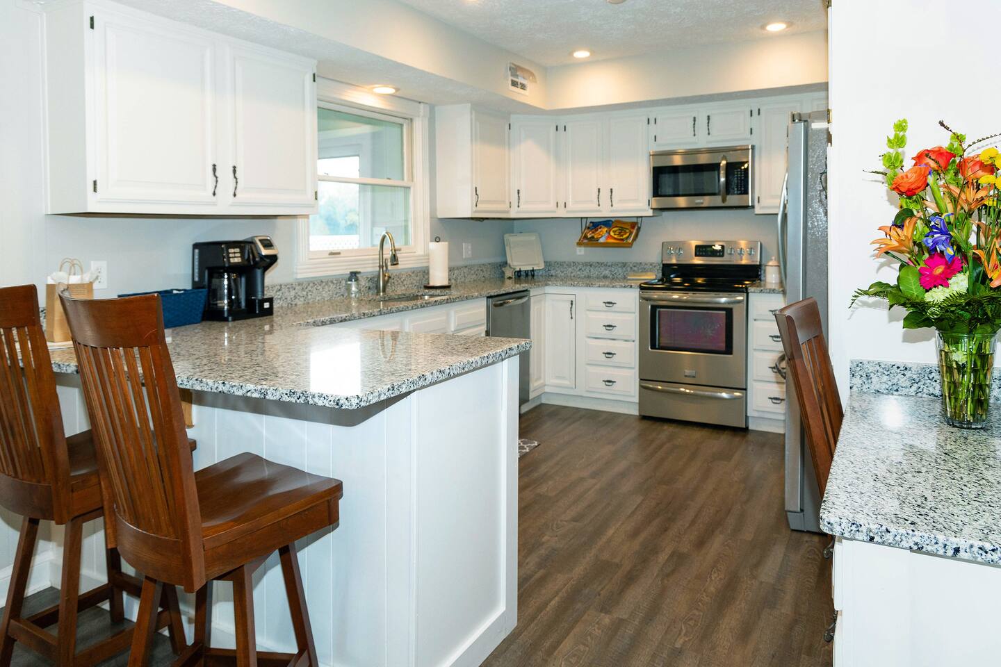 Farmhouse * 2.5 Acres * 15 min to Grand Park