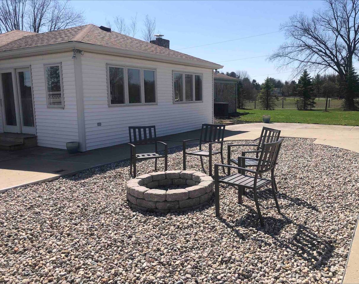 Farmhouse * 2.5 Acres * 15 min to Grand Park