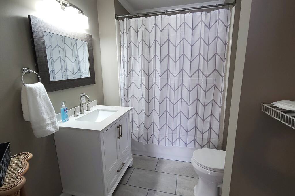 Main St - 2 King Beds! .4 Mile from Ladiga Tails