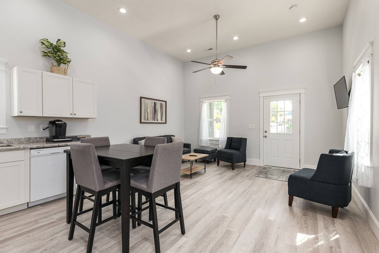 Sleeps 8! Private Oasis! Convenient to Louisville!