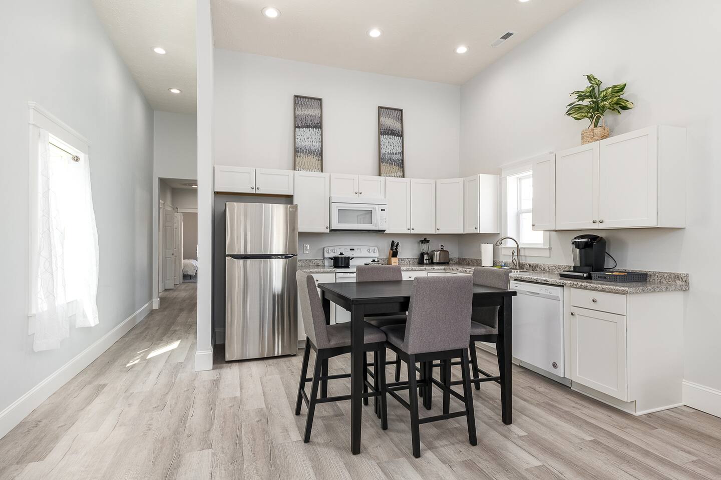 Sleeps 8! Private Oasis! Convenient to Louisville!