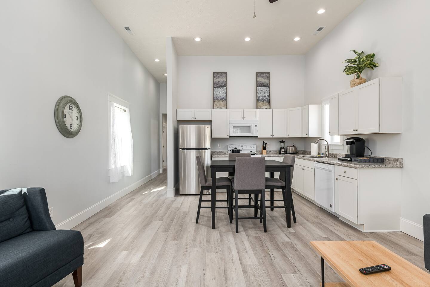 Sleeps 8! Private Oasis! Convenient to Louisville!