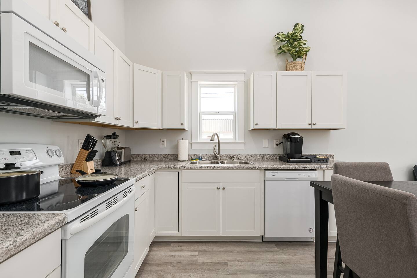 Sleeps 8! Private Oasis! Convenient to Louisville!