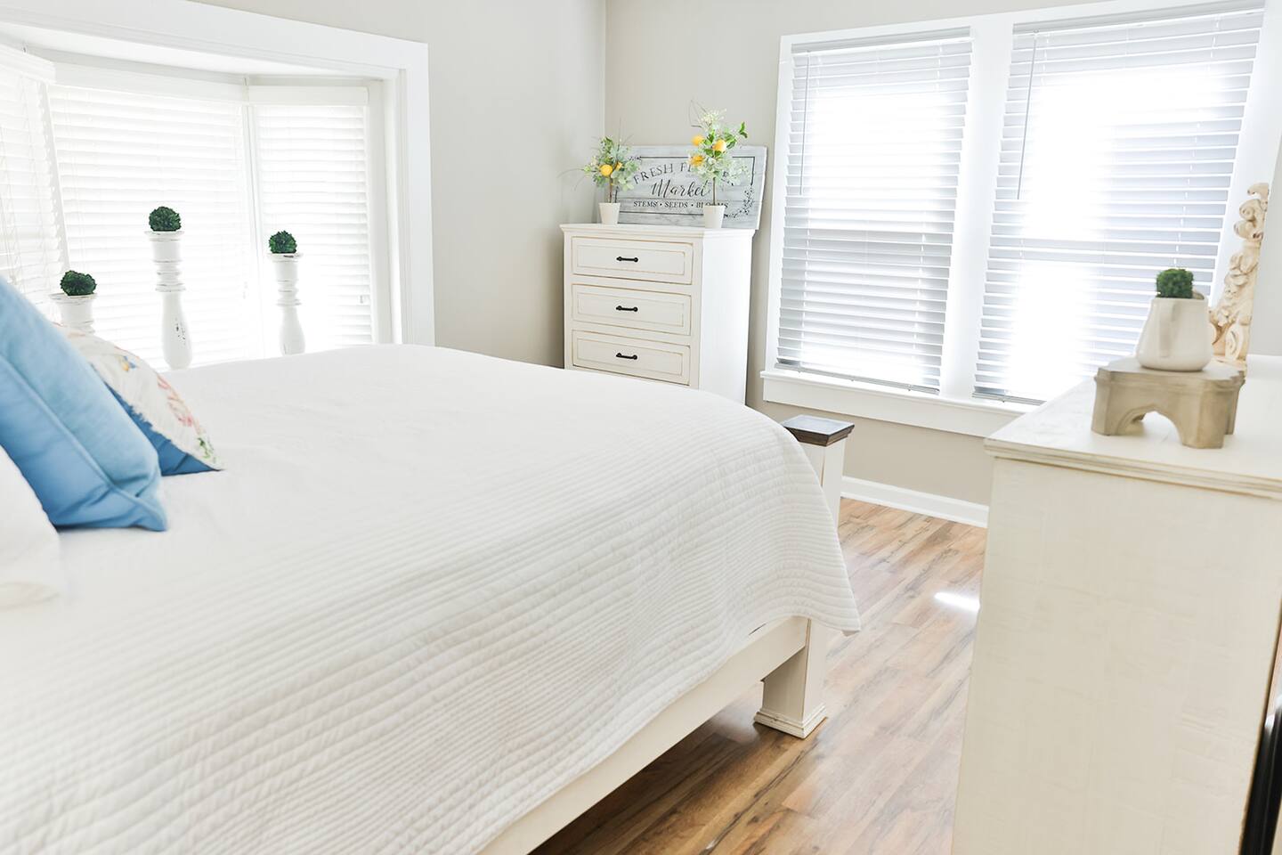 Historic Downtown Oxford rancher with King Bed