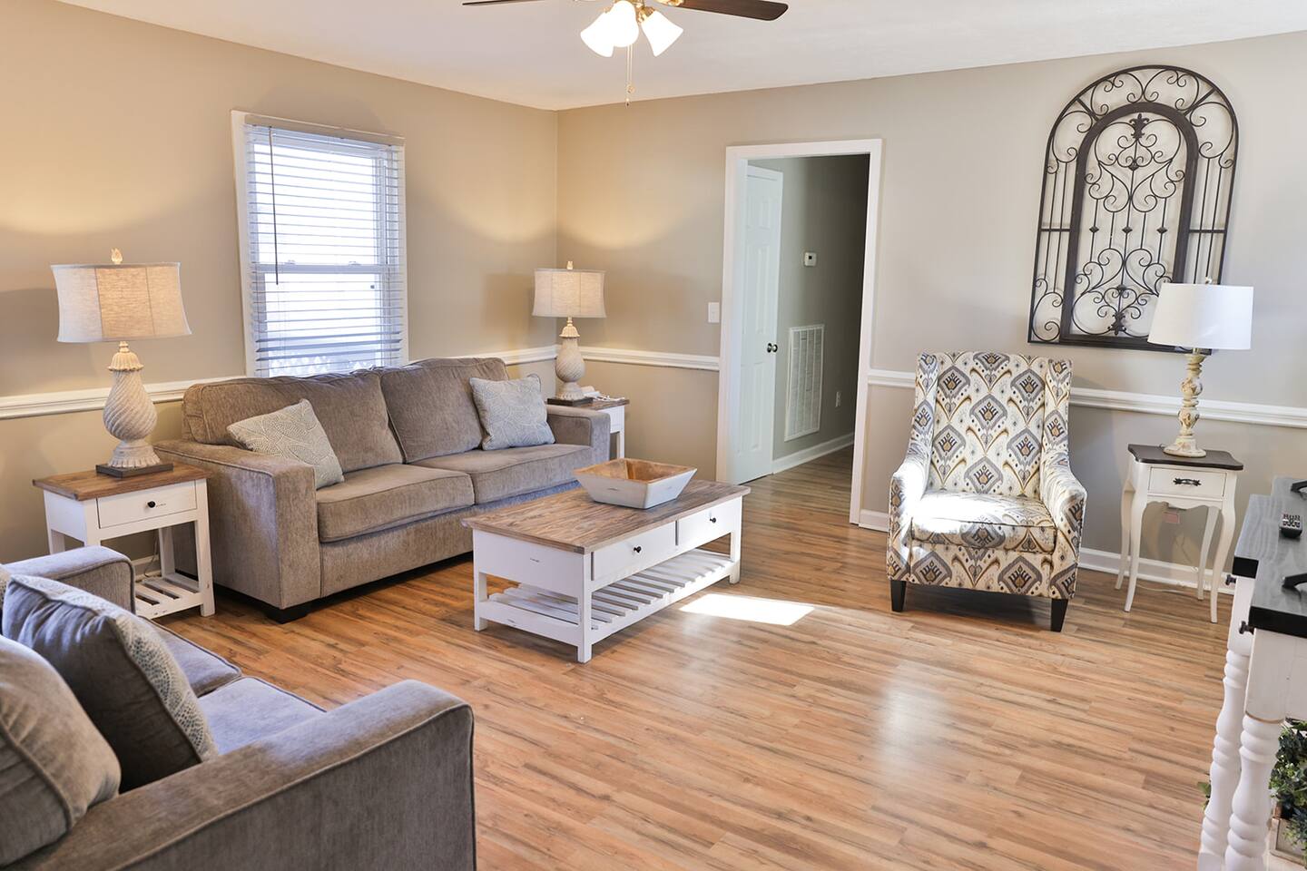 Historic Downtown Oxford rancher with King Bed