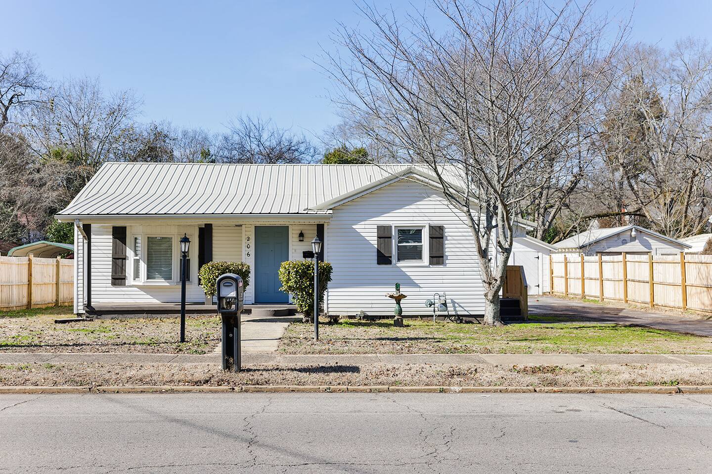 Historic Downtown Oxford rancher with King Bed