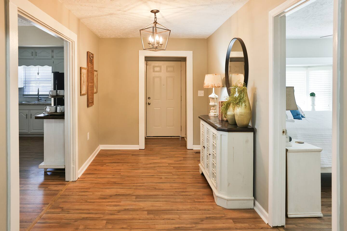 Historic Downtown Oxford rancher with King Bed
