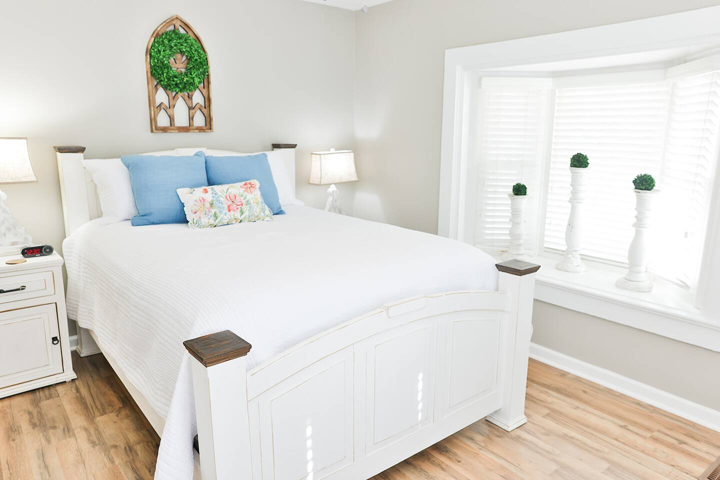 Historic Downtown Oxford rancher with King Bed