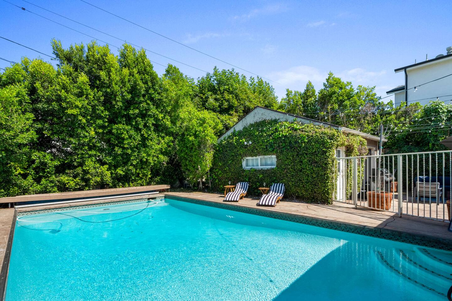 4BR Oasis Near Ventura Blvd with Pool, Ping Pong, BBQ Fun — Los Angeles — vacation rental