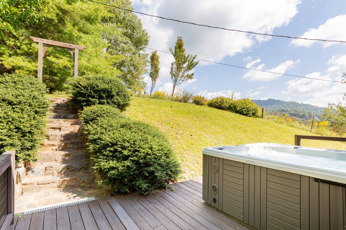 Ridgetop views near Asheville w/Private Hot Tub