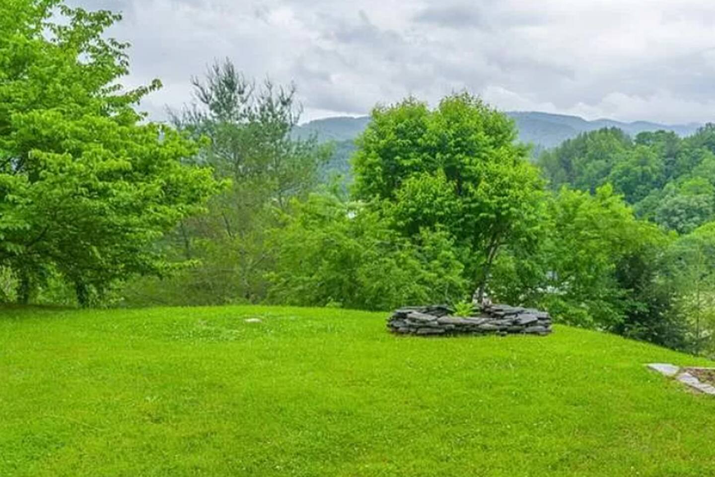 Ridgetop views near Asheville w/Private Hot Tub