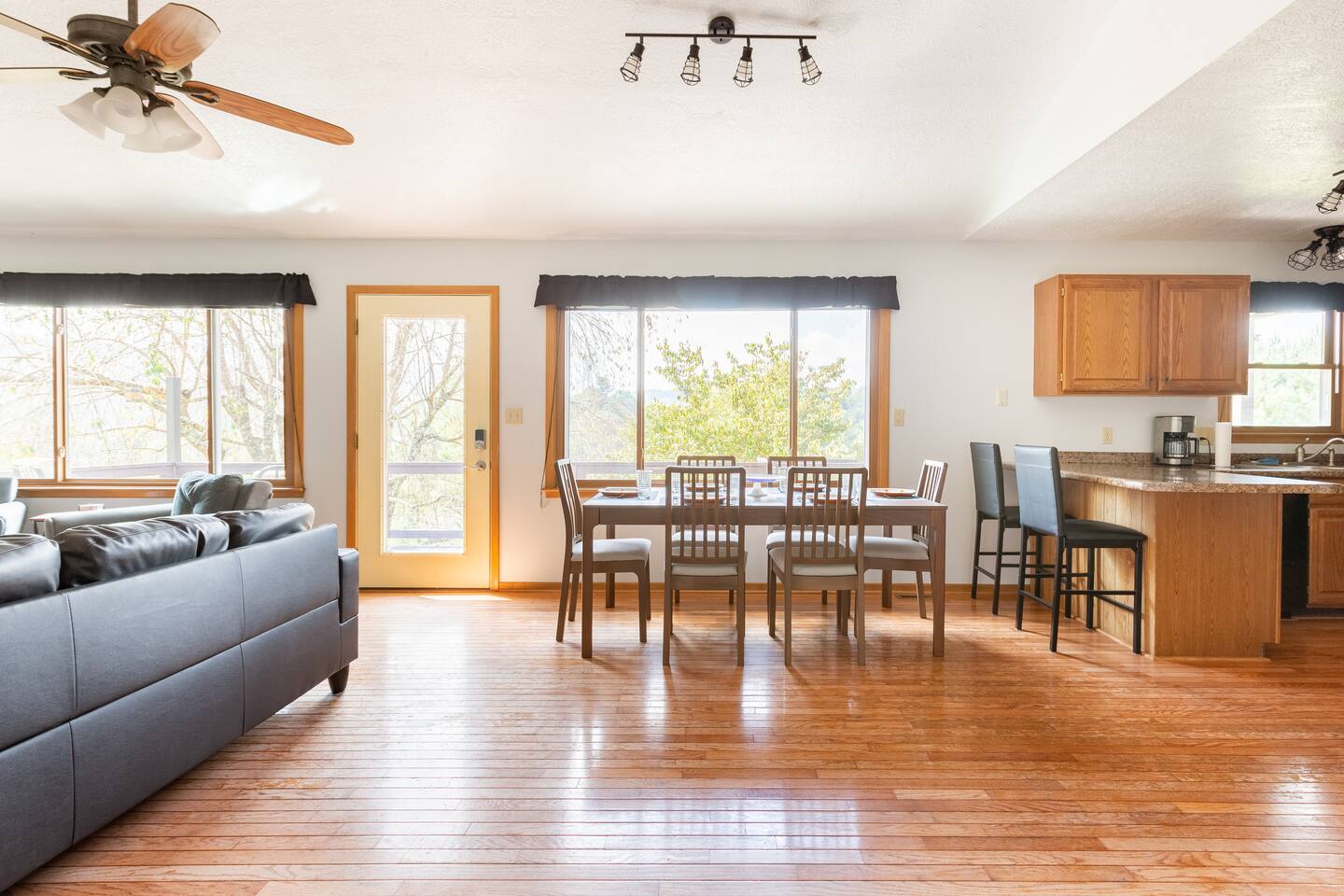 Ridgetop views near Asheville w/Private Hot Tub