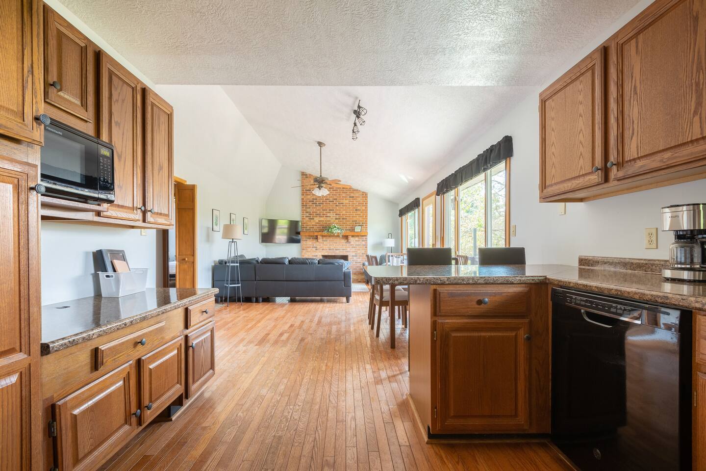 Ridgetop views near Asheville w/Private Hot Tub