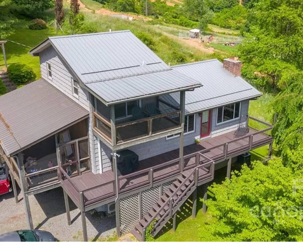 Ridgetop views near Asheville w/Private Hot Tub