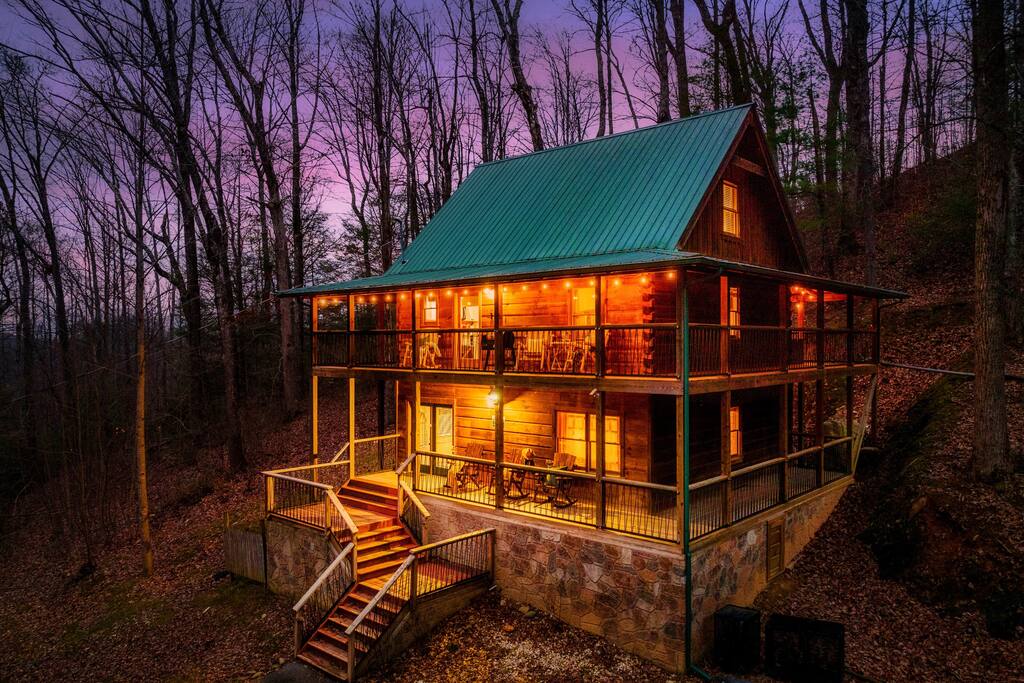 Spring Getaway! Theater Room, Hot Tub, Xbox, BBQ!