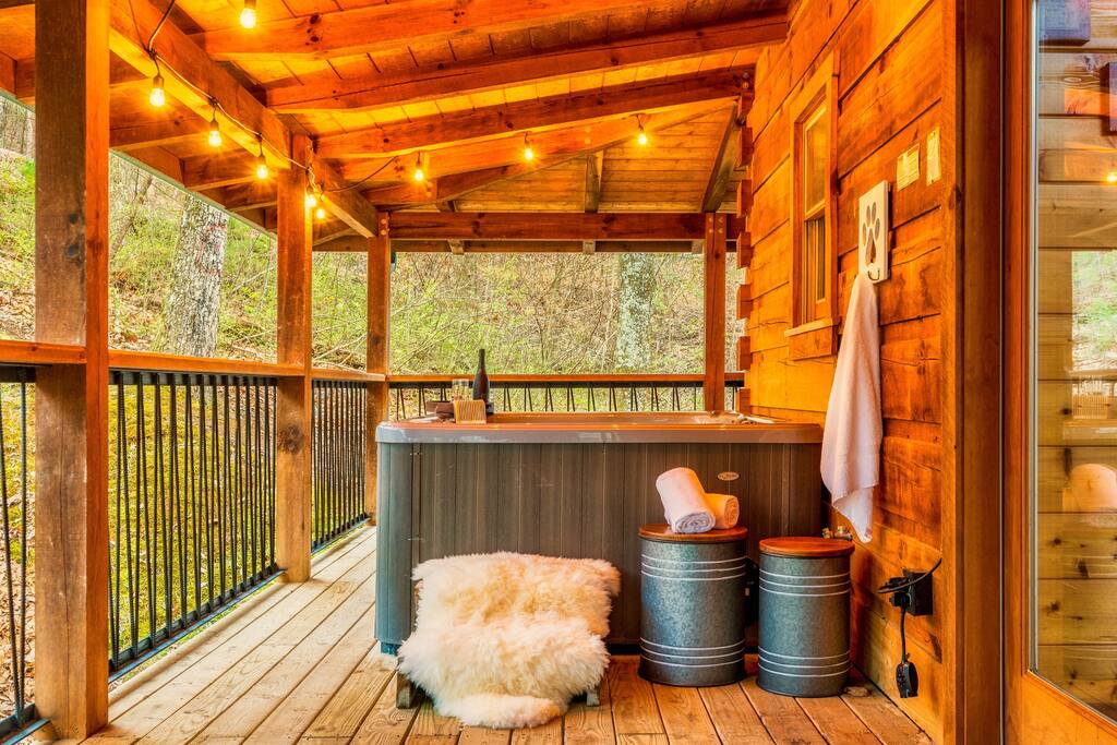 Spring Getaway! Theater Room, Hot Tub, Xbox, BBQ!