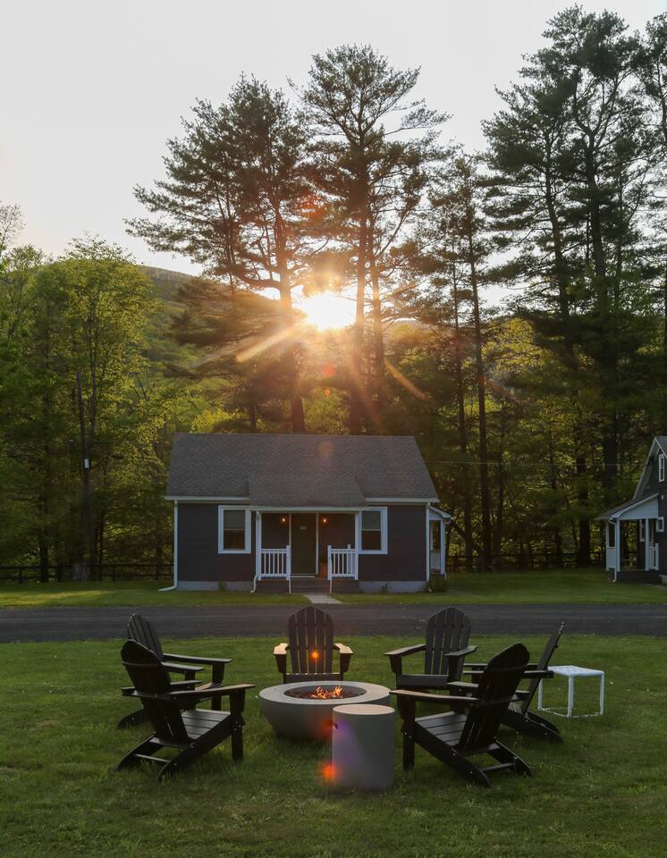 Perch Cottages #9: Creek access + Sauna + Mt views — Olive — vacation rental