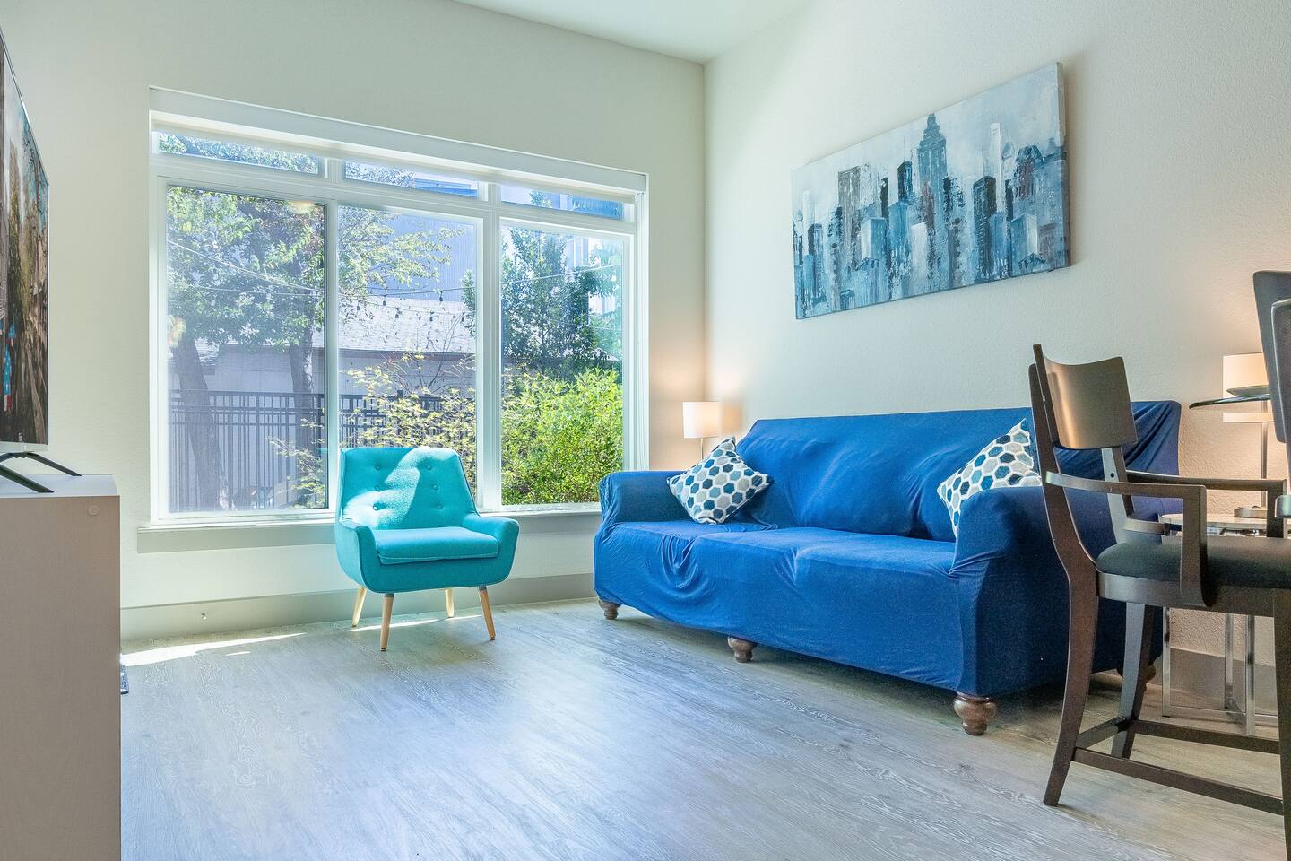 On the River! Pool | Gym | King Bed | Free Parking