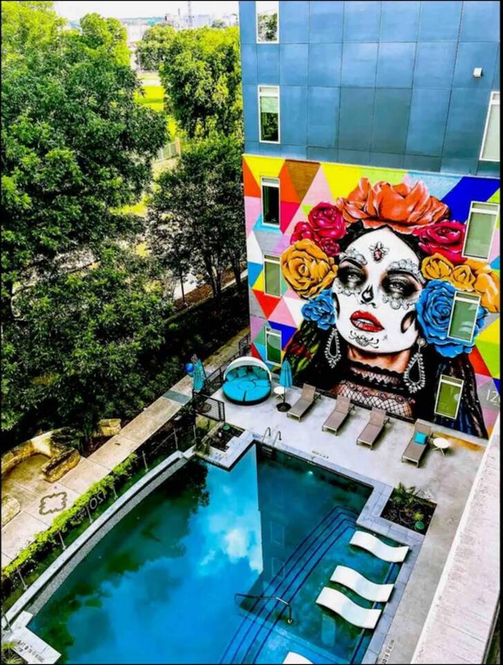 On the River! Pool | Gym | King Bed | Free Parking