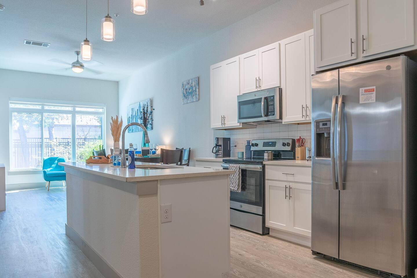 On the River! Pool | Gym | King Bed | Free Parking