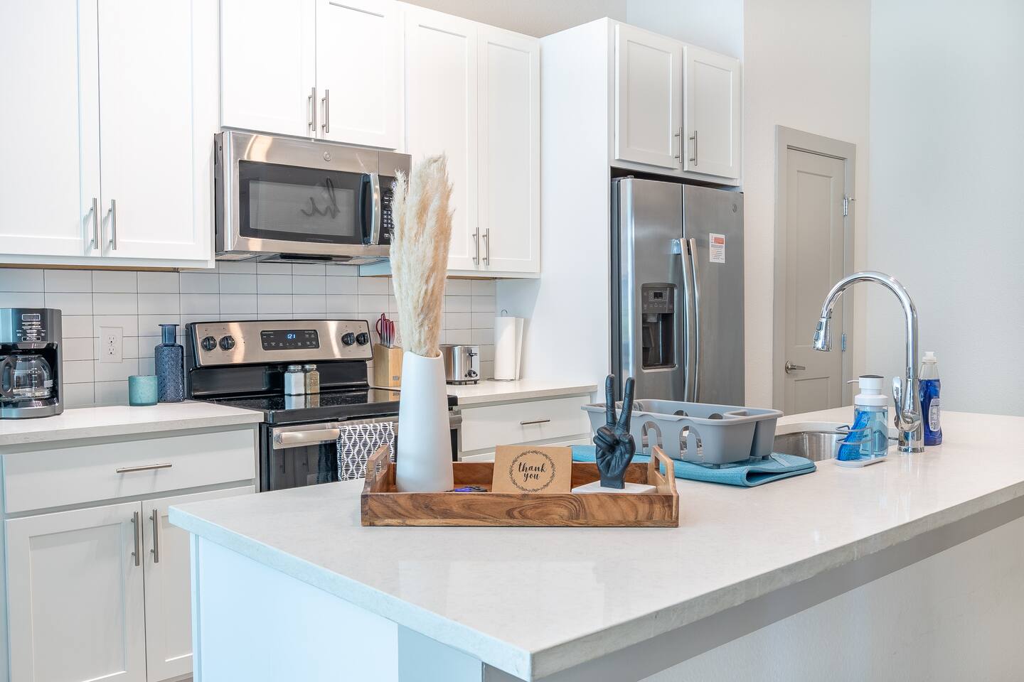 On the River! Pool | Gym | King Bed | Free Parking