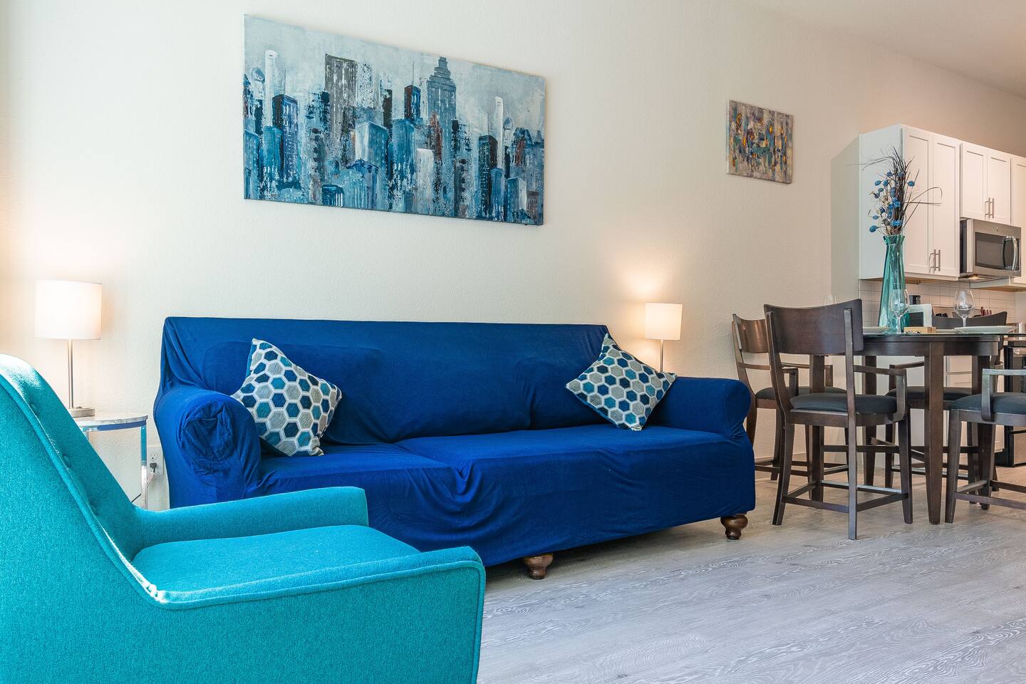 On the River! Pool | Gym | King Bed | Free Parking