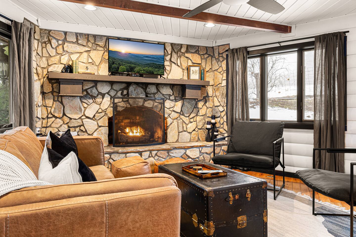 Hot Tub! Bunks! Dog Friendly! Mins to Dwntwn Boone