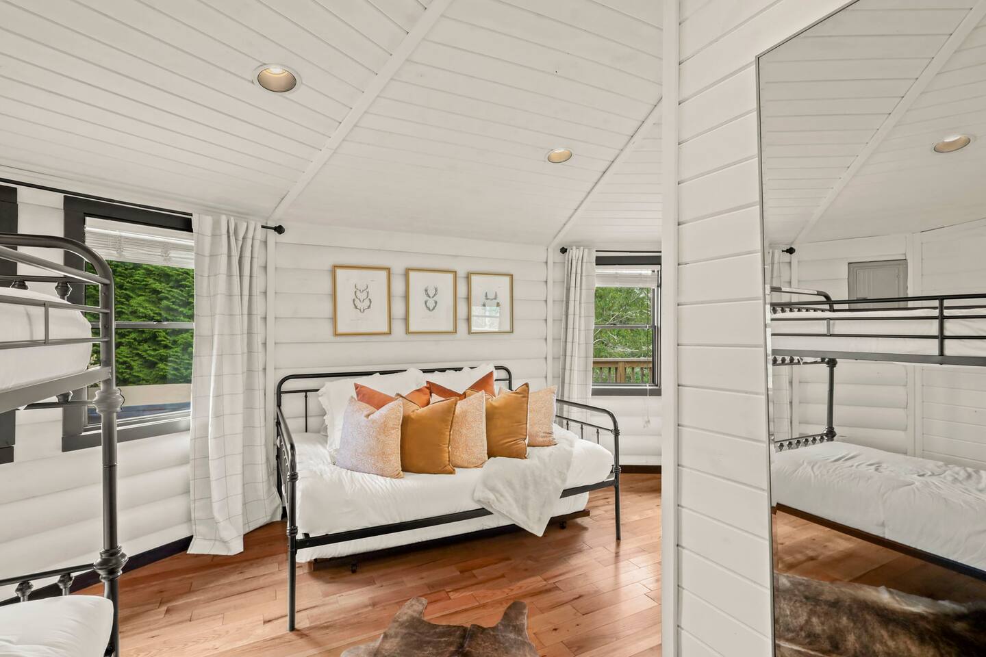Hot Tub! Bunks! Dog Friendly! Mins to Dwntwn Boone