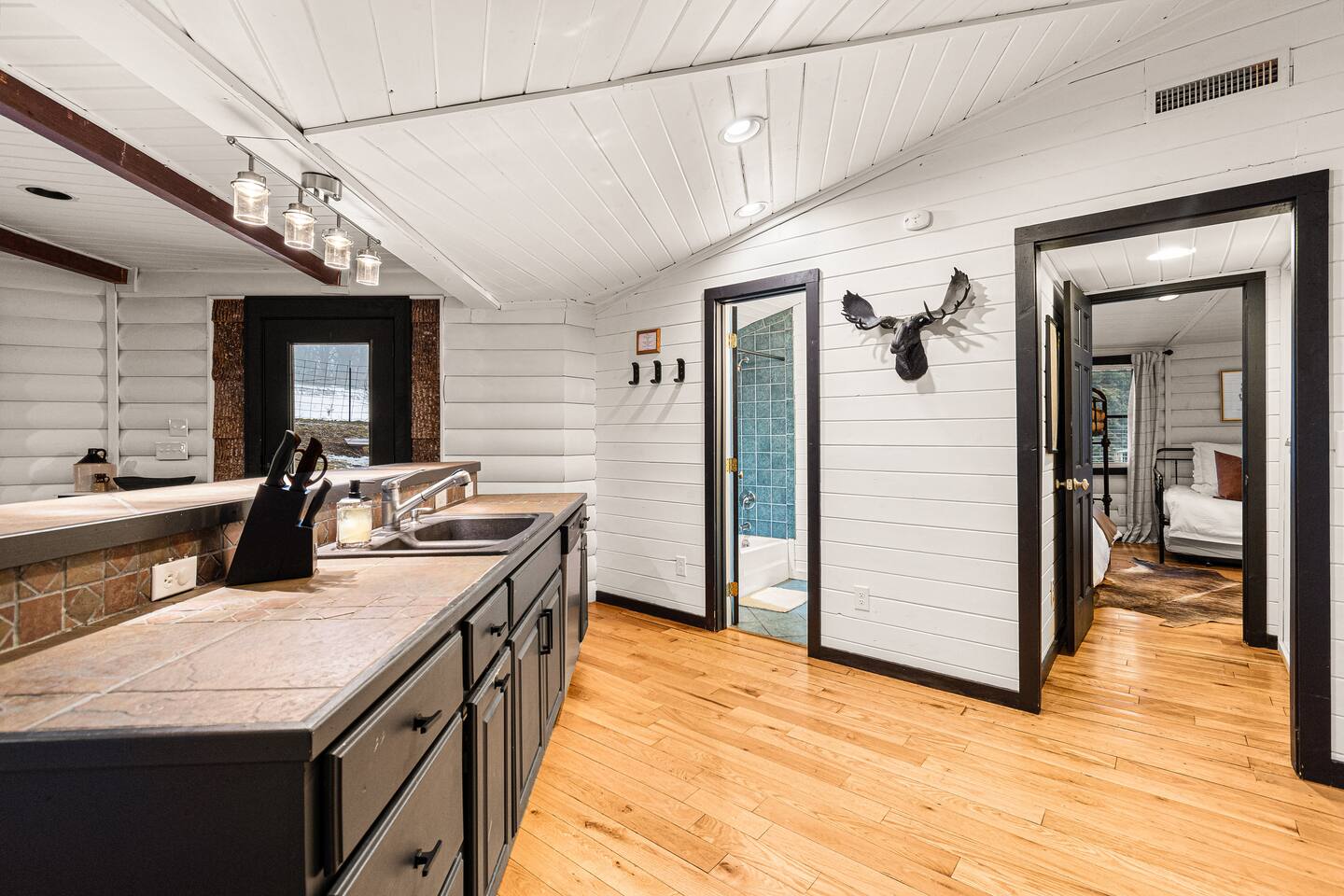 Hot Tub! Bunks! Dog Friendly! Mins to Dwntwn Boone