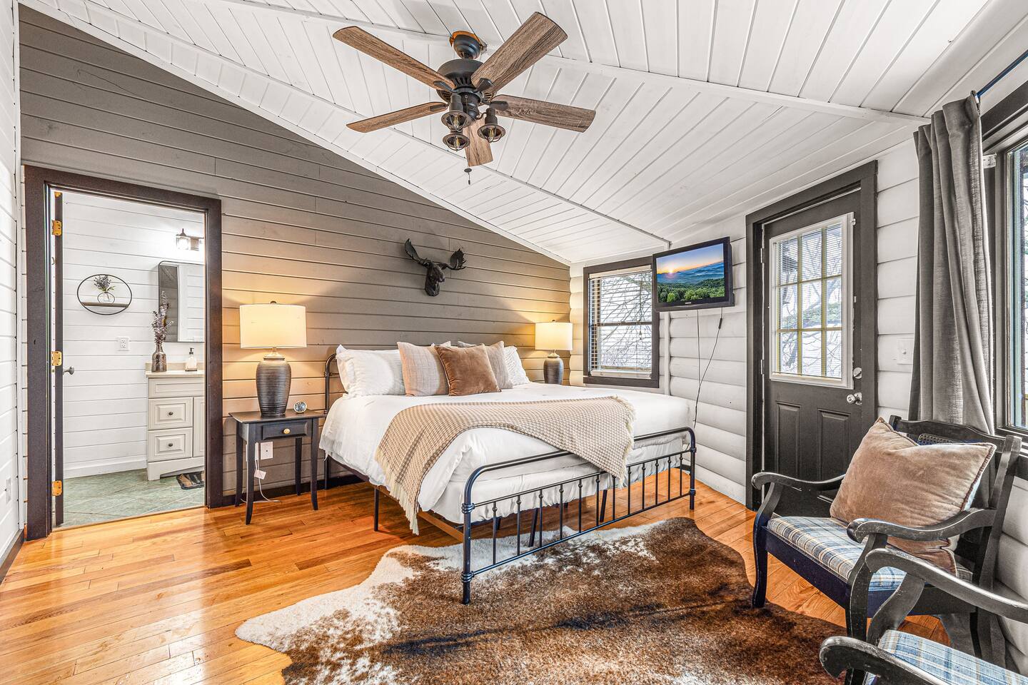 Hot Tub! Bunks! Dog Friendly! Mins to Dwntwn Boone