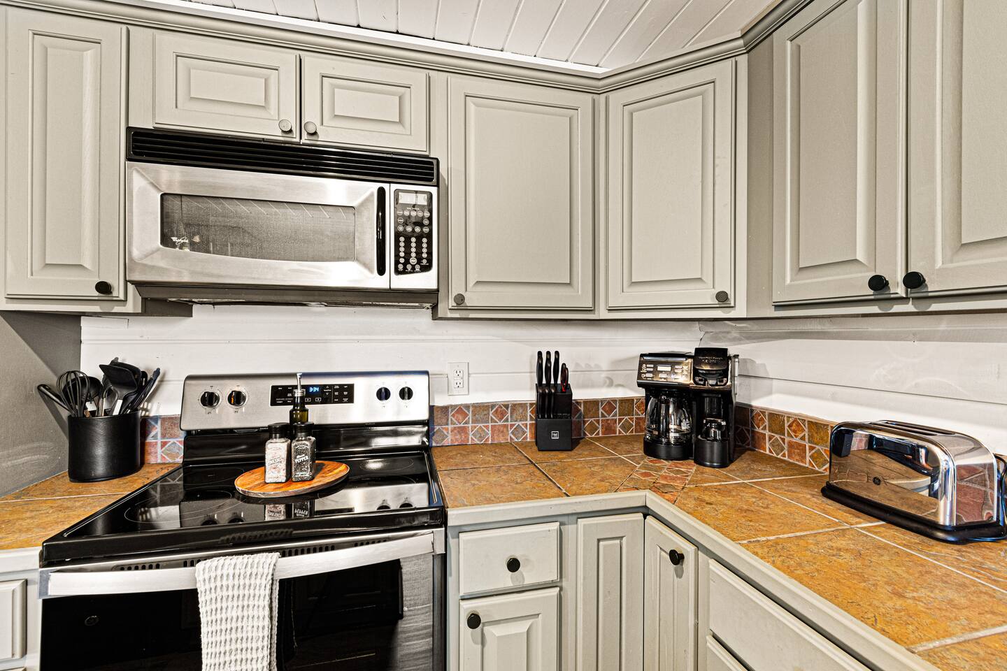 Hot Tub! Fireplace! Dog Friendly! Min to Dwntwn!