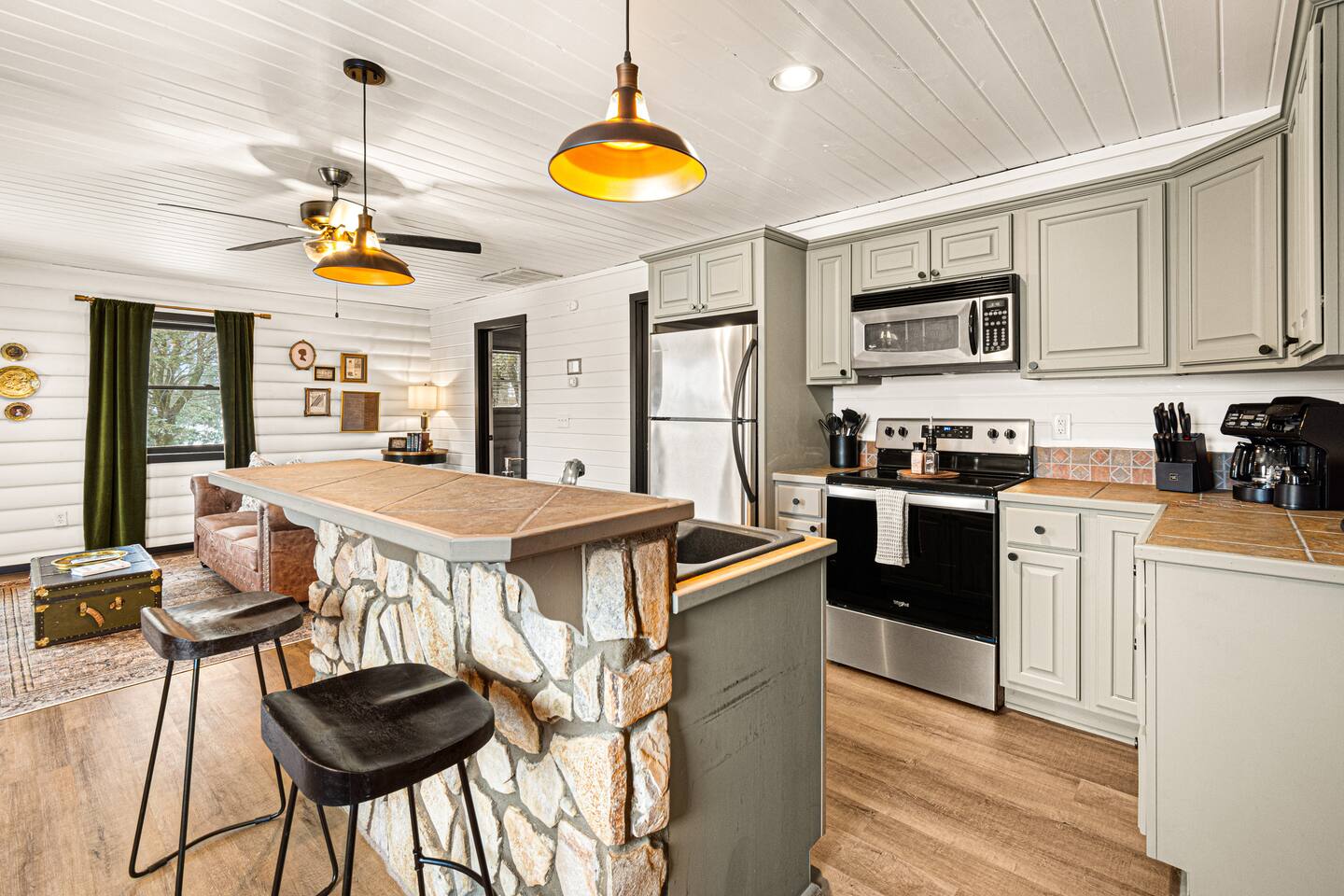 Hot Tub! Fireplace! Dog Friendly! Min to Dwntwn!