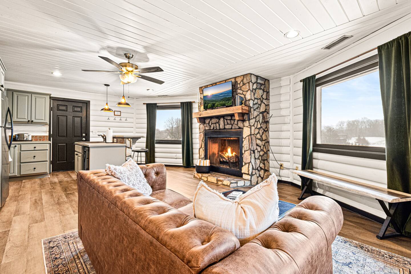 Hot Tub! Fireplace! Dog Friendly! Min to Dwntwn!