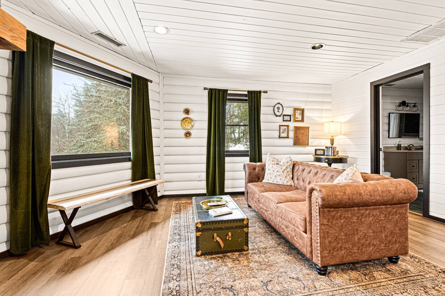 Hot Tub! Fireplace! Dog Friendly! Min to Dwntwn!