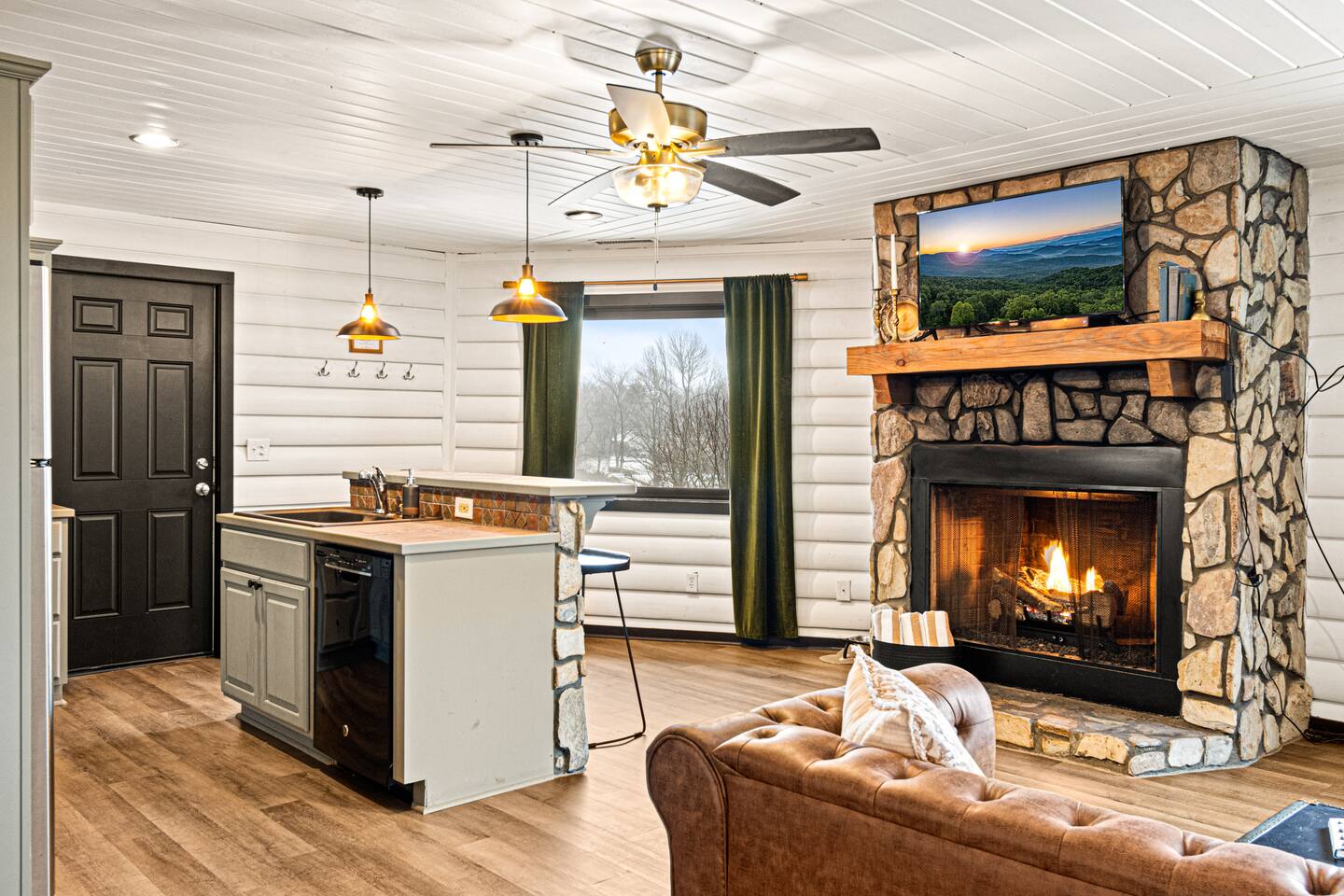Hot Tub! Fireplace! Dog Friendly! Min to Dwntwn! — Boone — vacation rental