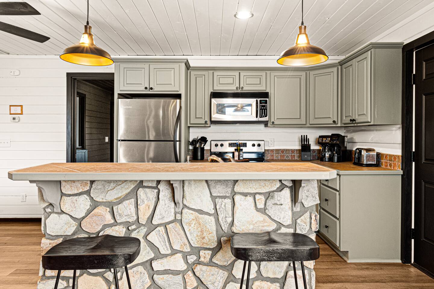 Hot Tub! Fireplace! Dog Friendly! Min to Dwntwn!