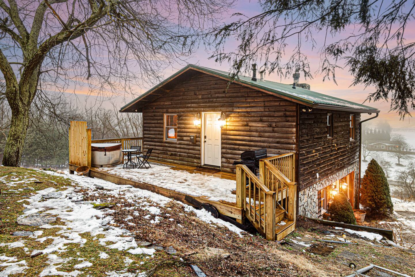 Hot Tub! Fireplace! Dog Friendly! Min to Dwntwn!