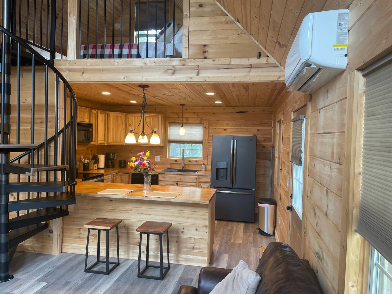 Rustic Elegance, cabin in heart of Jonesborough, TN