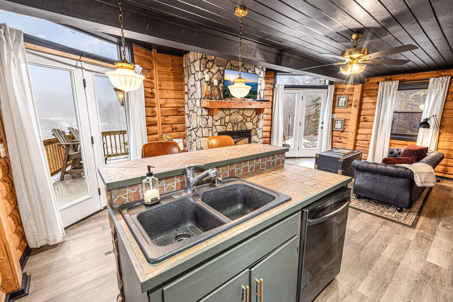 Hot Tub! Mins to Dwntwn! Fireplace! Deck w Grill!