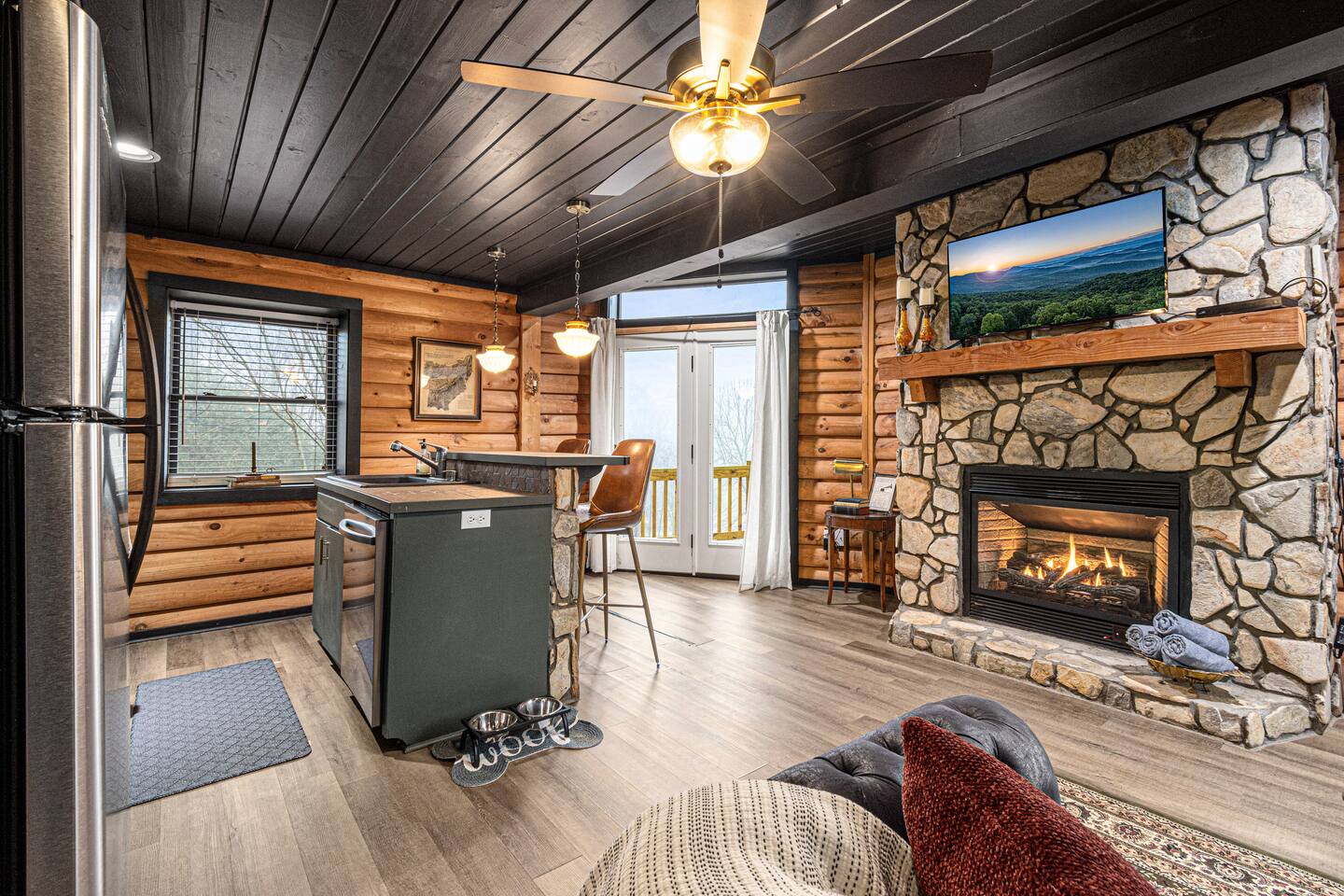 Hot Tub! Mins to Dwntwn! Fireplace! Deck w Grill! — Boone — vacation rental